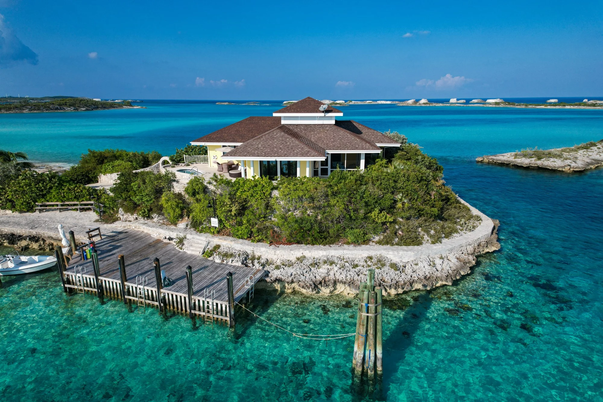  Luxury vacation rental villa in the Bahamas overlooking turquoise waters 